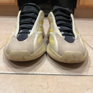 Yeezy 700 v3 safflower Men’s Size 10 Guc